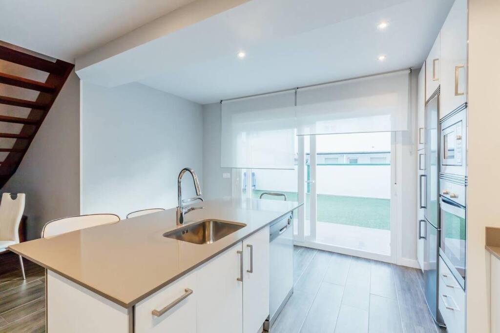 Chalet En La Cuidad- Con Jardin Y Barbacoa 希洪 外观 照片